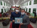 O Presidente da Câmara Municipal de Caracaraí, Victor Marcelo, faz homenagem ao pastor Isamar Ramalho.