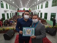 O Presidente da Câmara Municipal de Caracaraí, Victor Marcelo, faz homenagem ao pastor Isamar Ramalho.